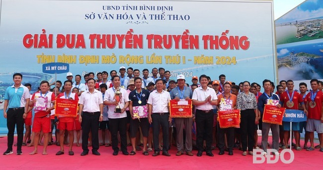Giải đua thuyền truyền thống tỉnh Bình Định mở rộng năm 2024: Đội xã Phước Hòa giành chiến thắng cả 2 nội dung