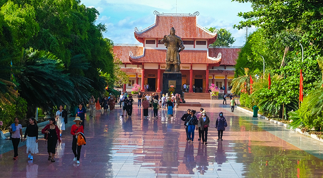 Đưa các đoàn nghệ nhân, VĐV tham quan Bảo tàng Quang Trung, tháp Bánh Ít