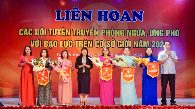 LIÊN HOAN CÁC ĐỘI TUYÊN TRUYỀN PHÒNG NGỪA, ỨNG PHÓ VỚI BẠO LỰC TRÊN CƠ SỞ GIỚI: Đội tuyên truyền xã Phước Lộc đạt giải Nhất